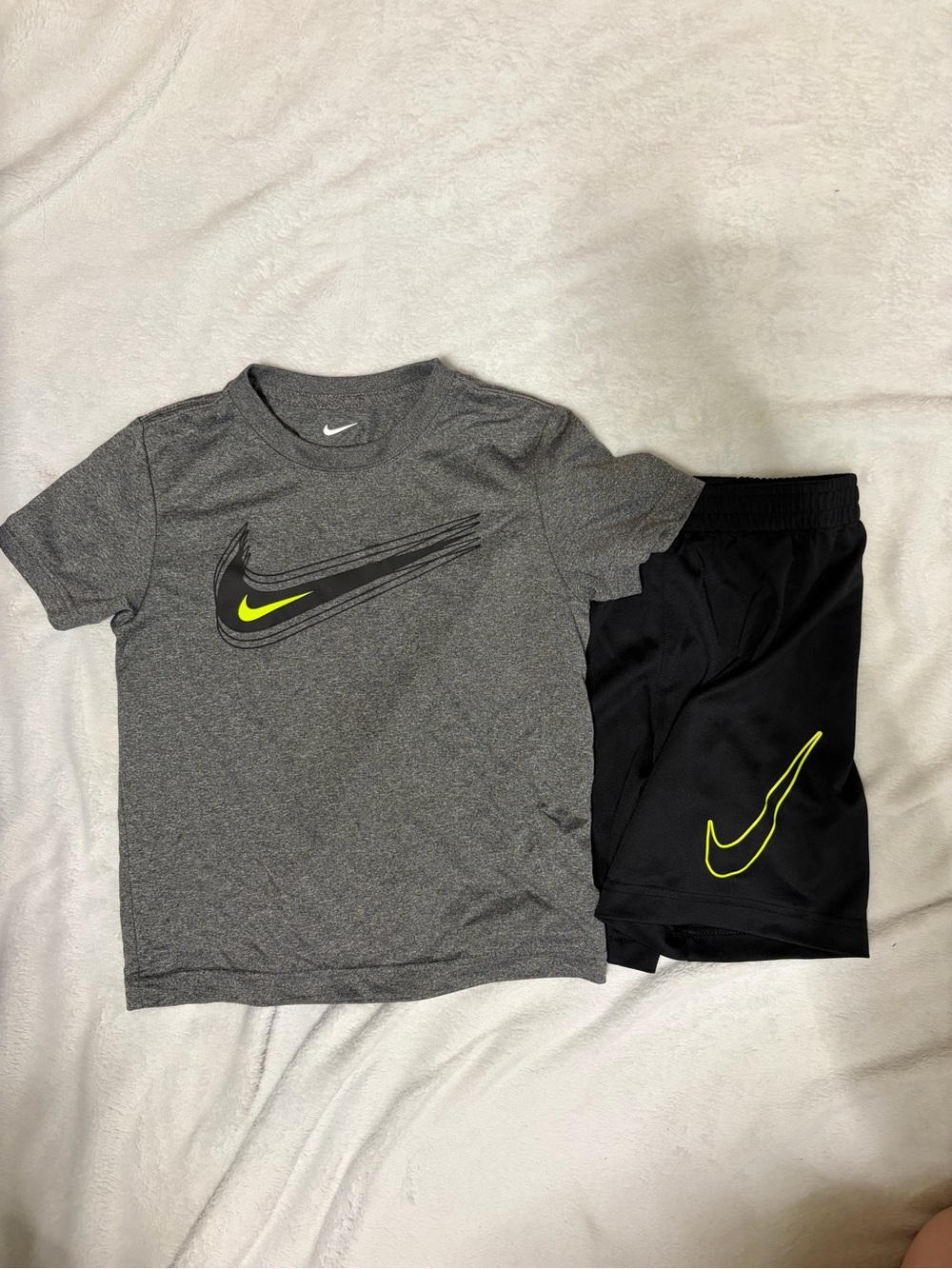 Nike Kids Bottoms and Top Set in Black and Heather Gray